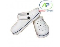 Giày crocs phòng thí nghiệm